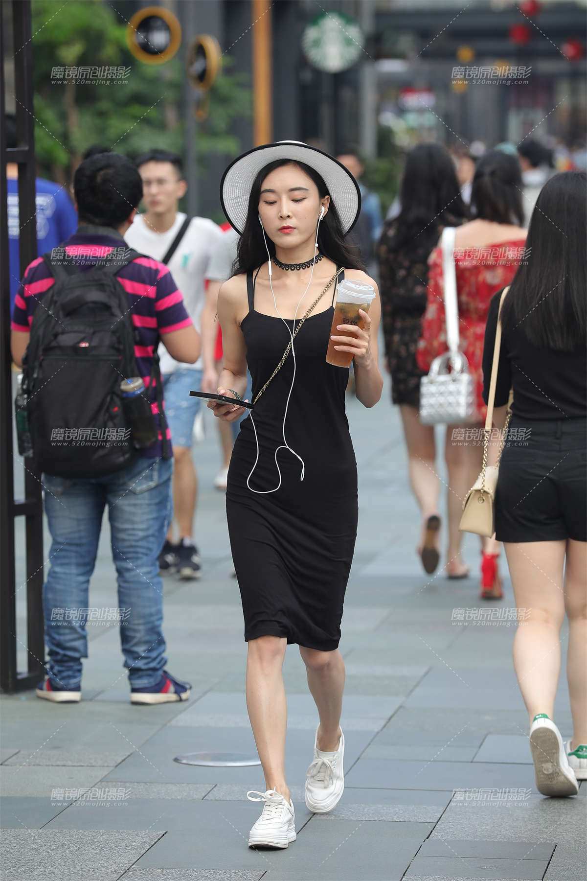 修身裙 展现迷人身材-日更街拍