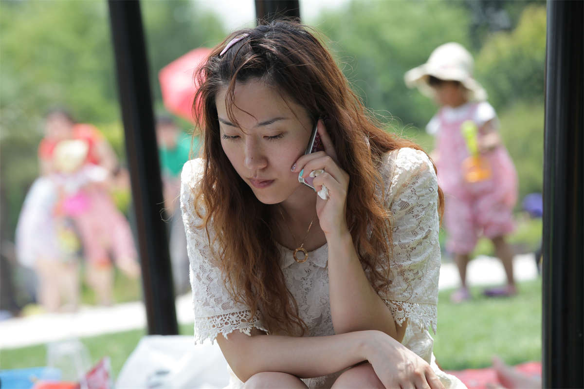 图片[2]-踏青公园街拍系列No.353 高挑美女妈妈的二趾长诱惑美足-日更街拍