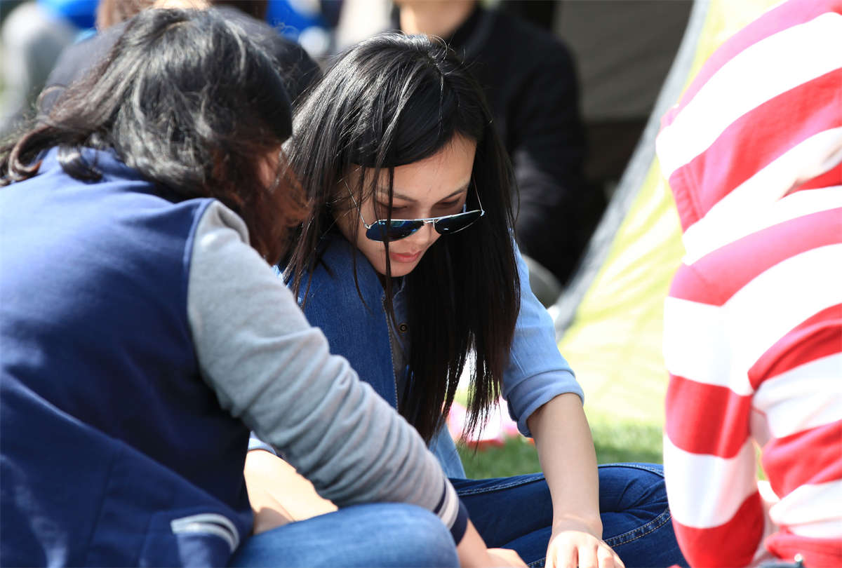 图片[2]-踏青公园街拍系列No.264 俏丽女孩的一双玉足，光滑细腻-日更街拍