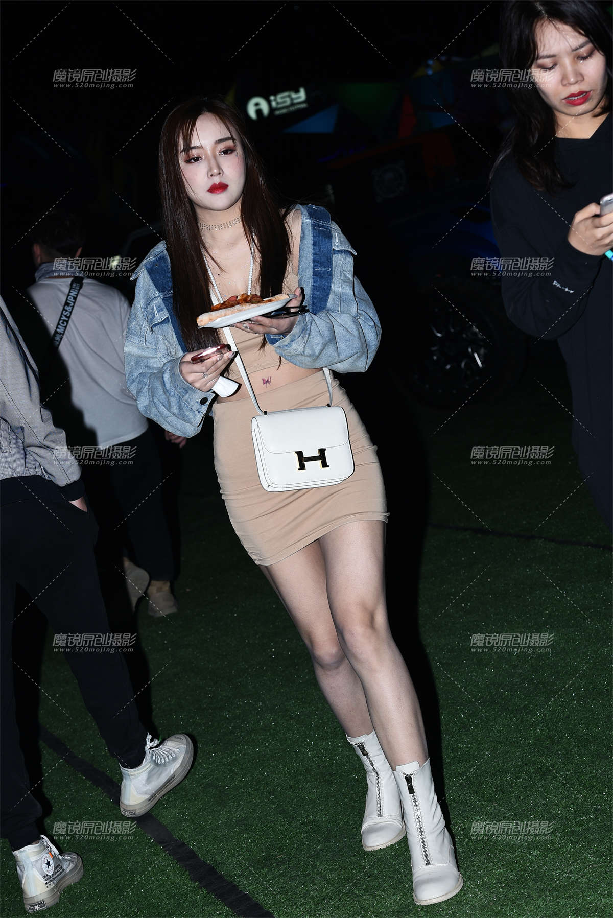 裹裙披萨妹妹-日更街拍