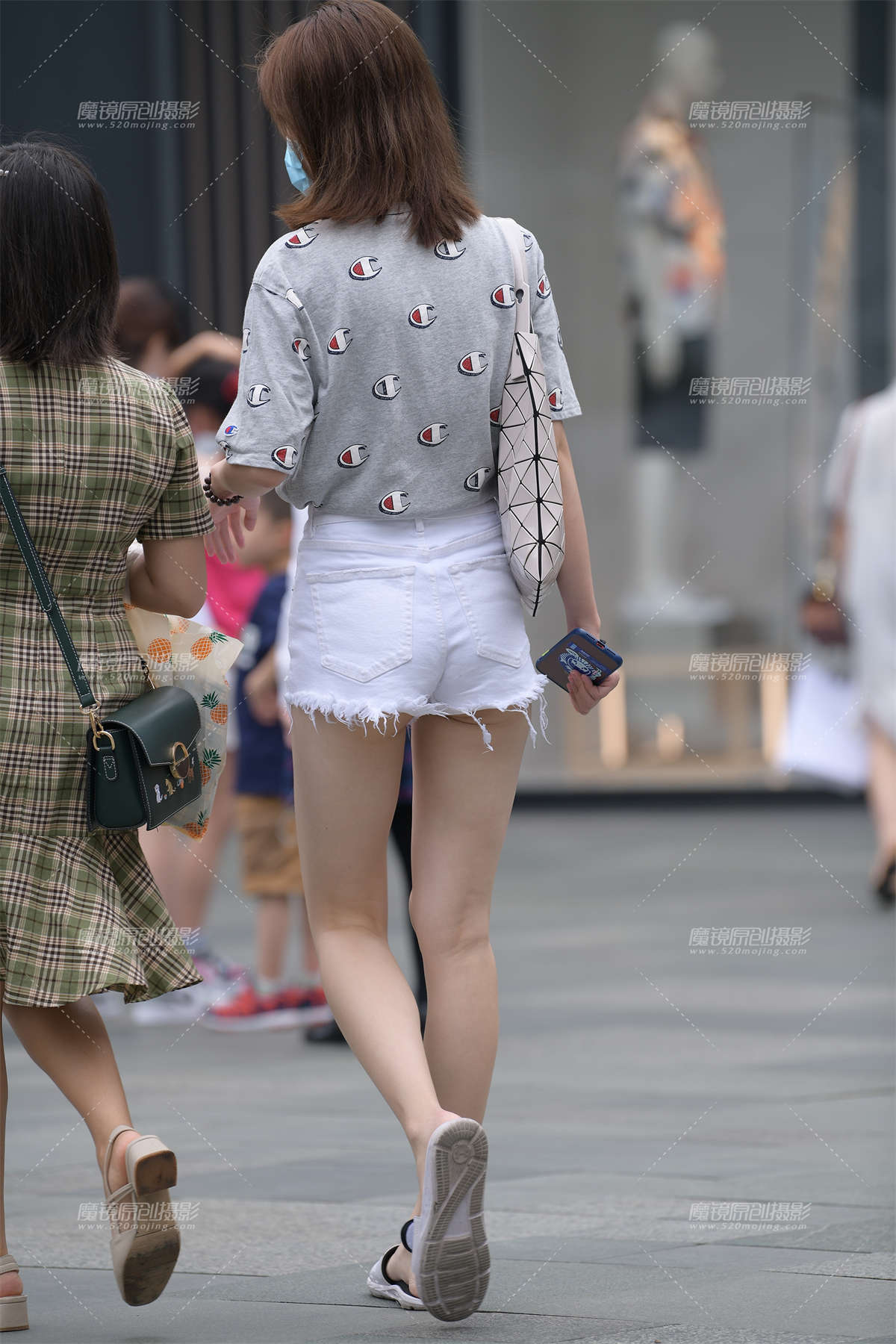 图片[2]-大白腿白热裤美女-日更街拍