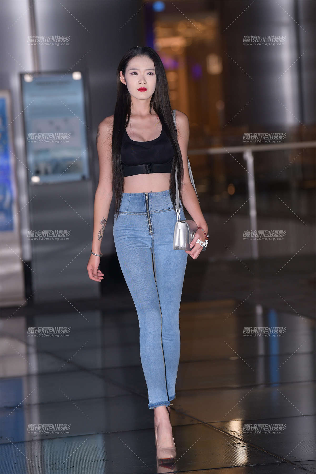 大长美腿高跟紧牛小姐姐-日更街拍