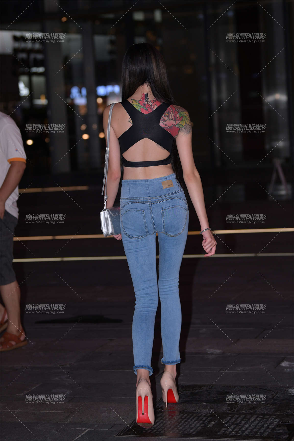 图片[2]-大长美腿高跟紧牛小姐姐-日更街拍