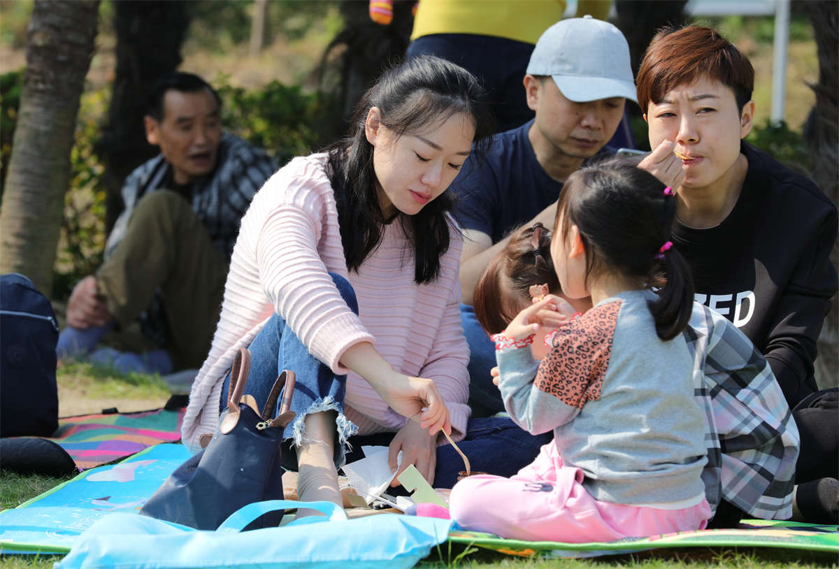 图片[2]-踏青公园街拍系列No.803 甜美少妇丝足露出，更显干练优雅-日更街拍