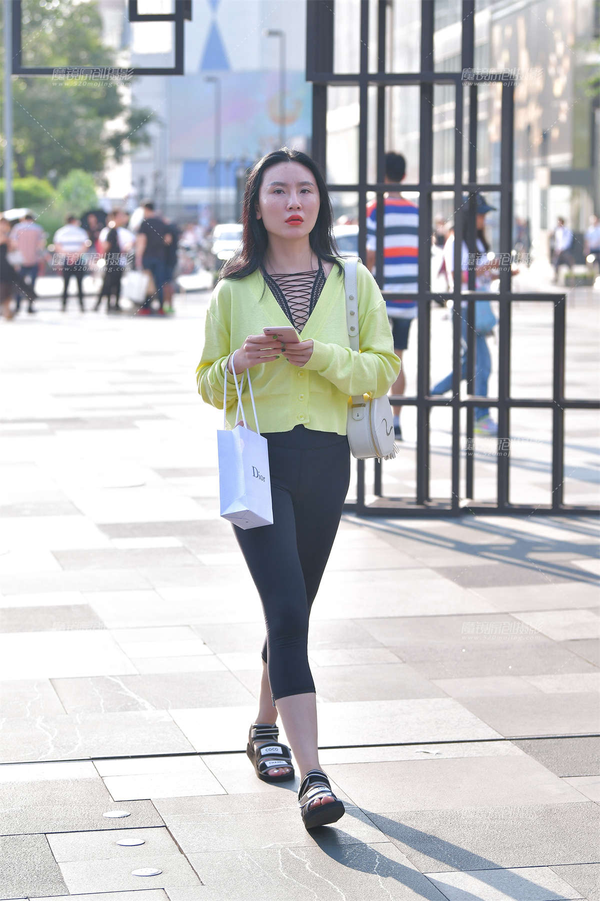 逆光下的黑色瑜伽裤-日更街拍