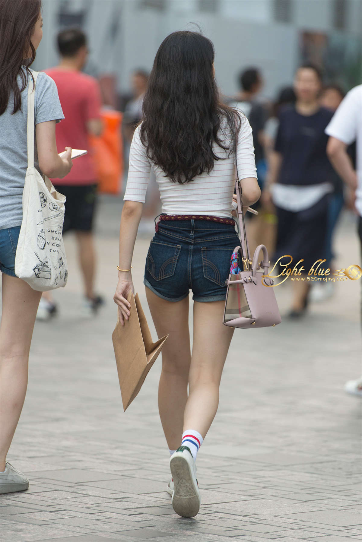 图片[2]-热裤运动风，走路带风的女子-日更街拍