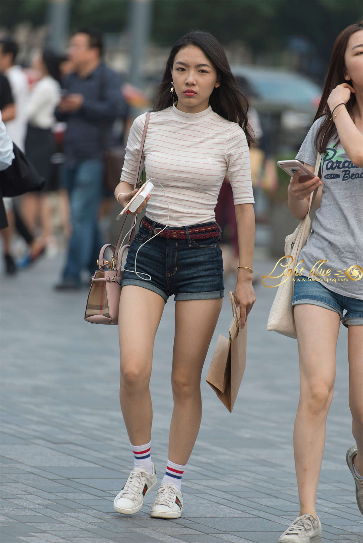 热裤运动风，走路带风的女子-日更街拍