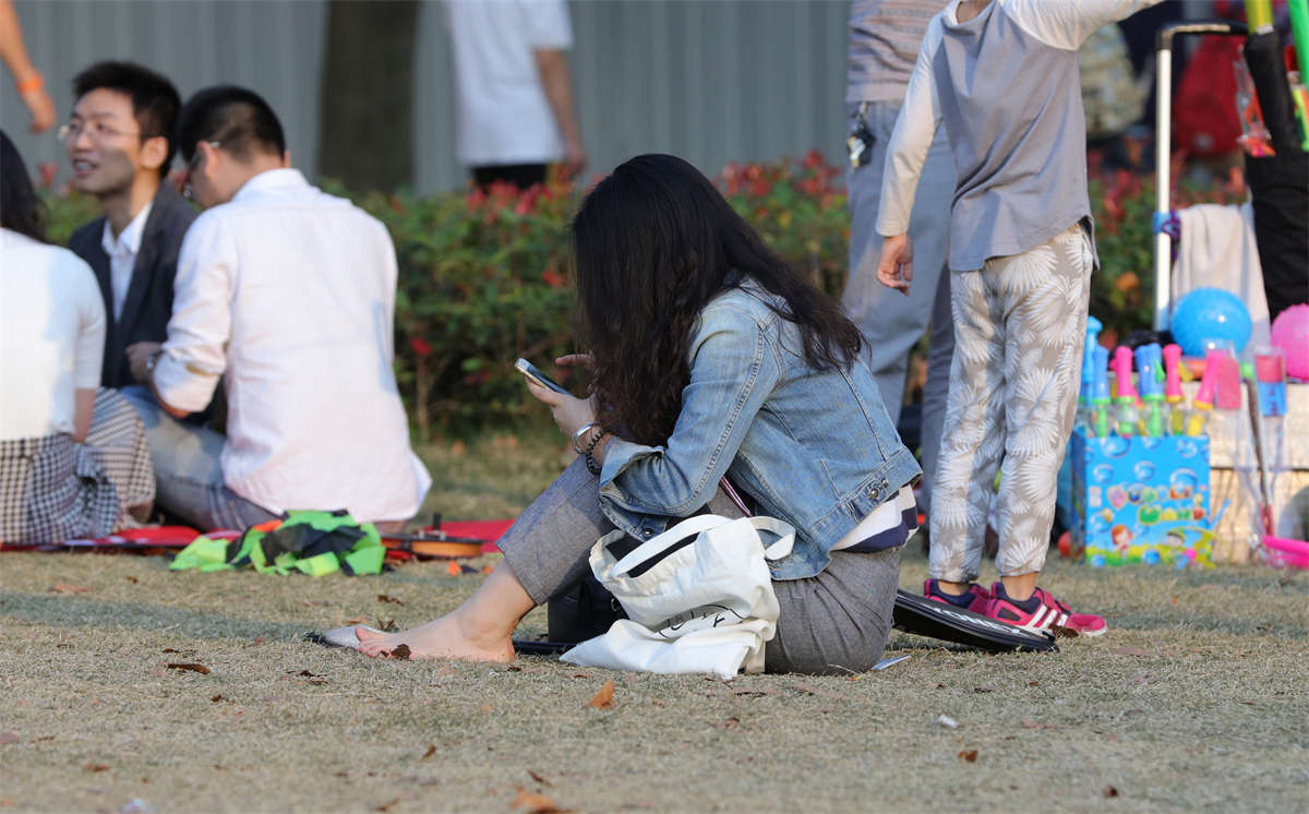 图片[2]-踏青公园街拍系列No.1578 对于脱了鞋仪态依然端庄的女生，唯有死缠烂打暴力破解了-日更街拍