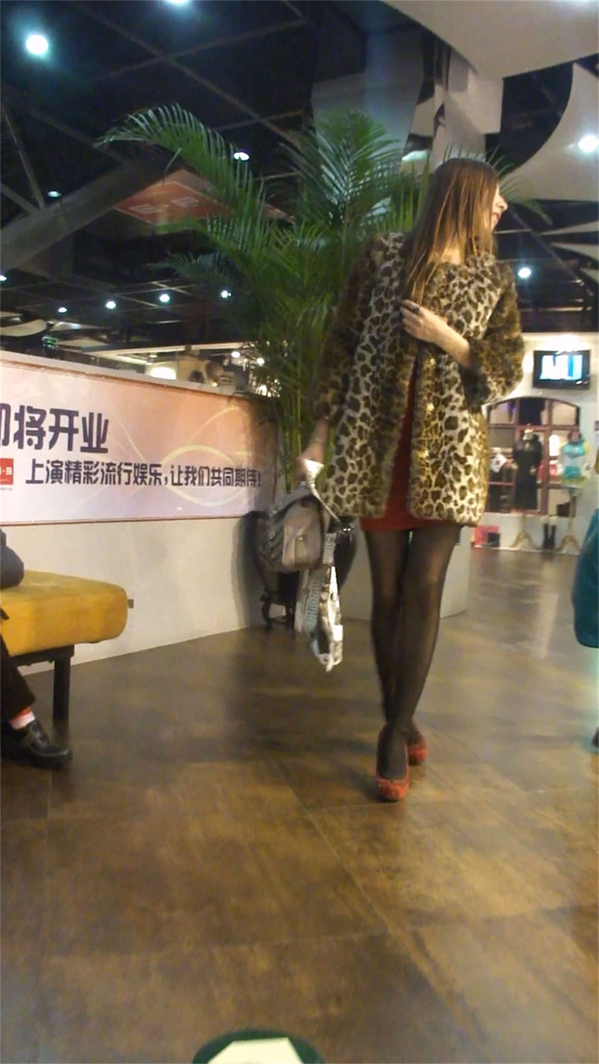 图片[2]-红色包臀裙,黑丝豹纹的美女-日更街拍