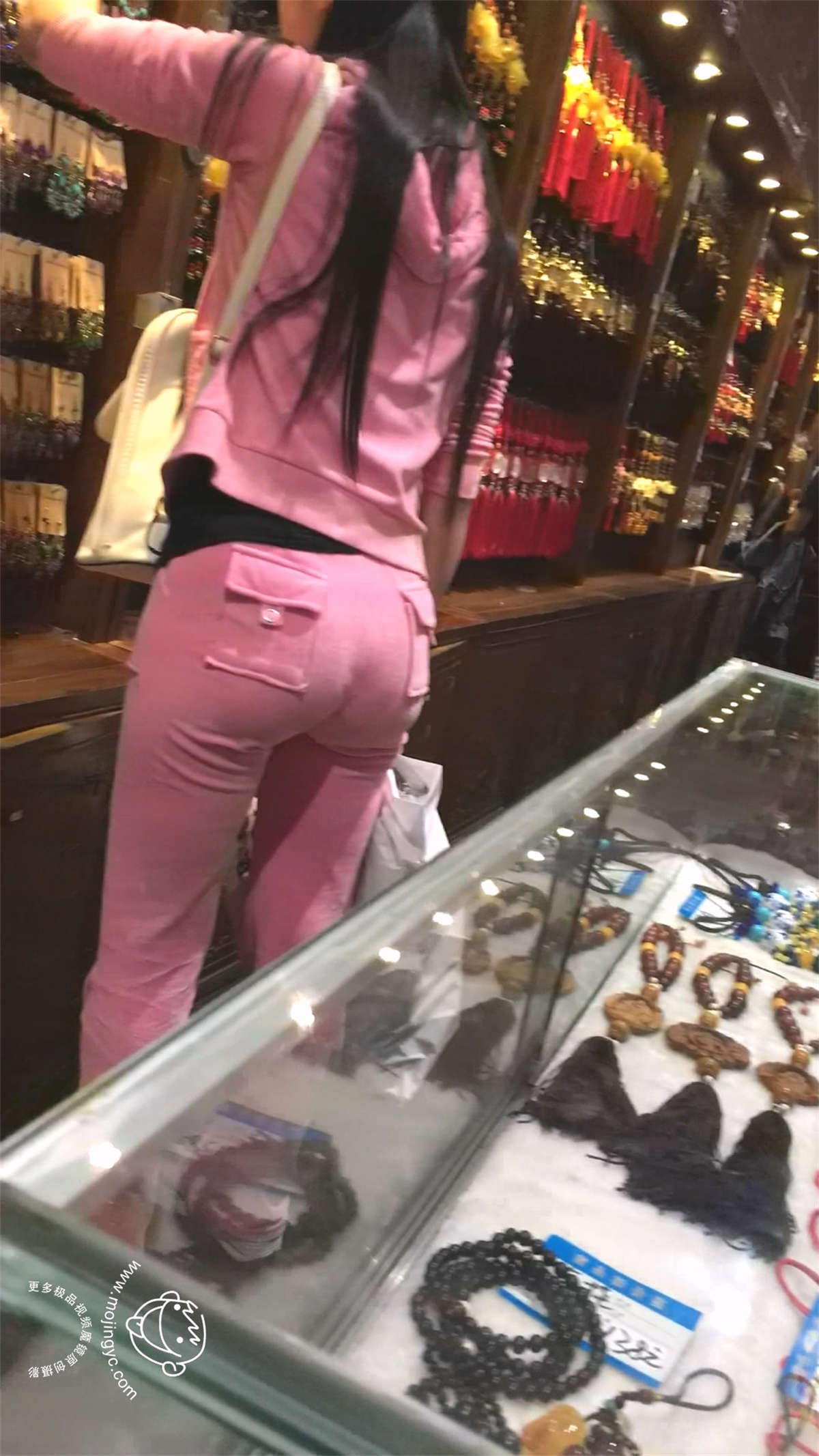 红色运动裤美女漂亮的美臀-日更街拍