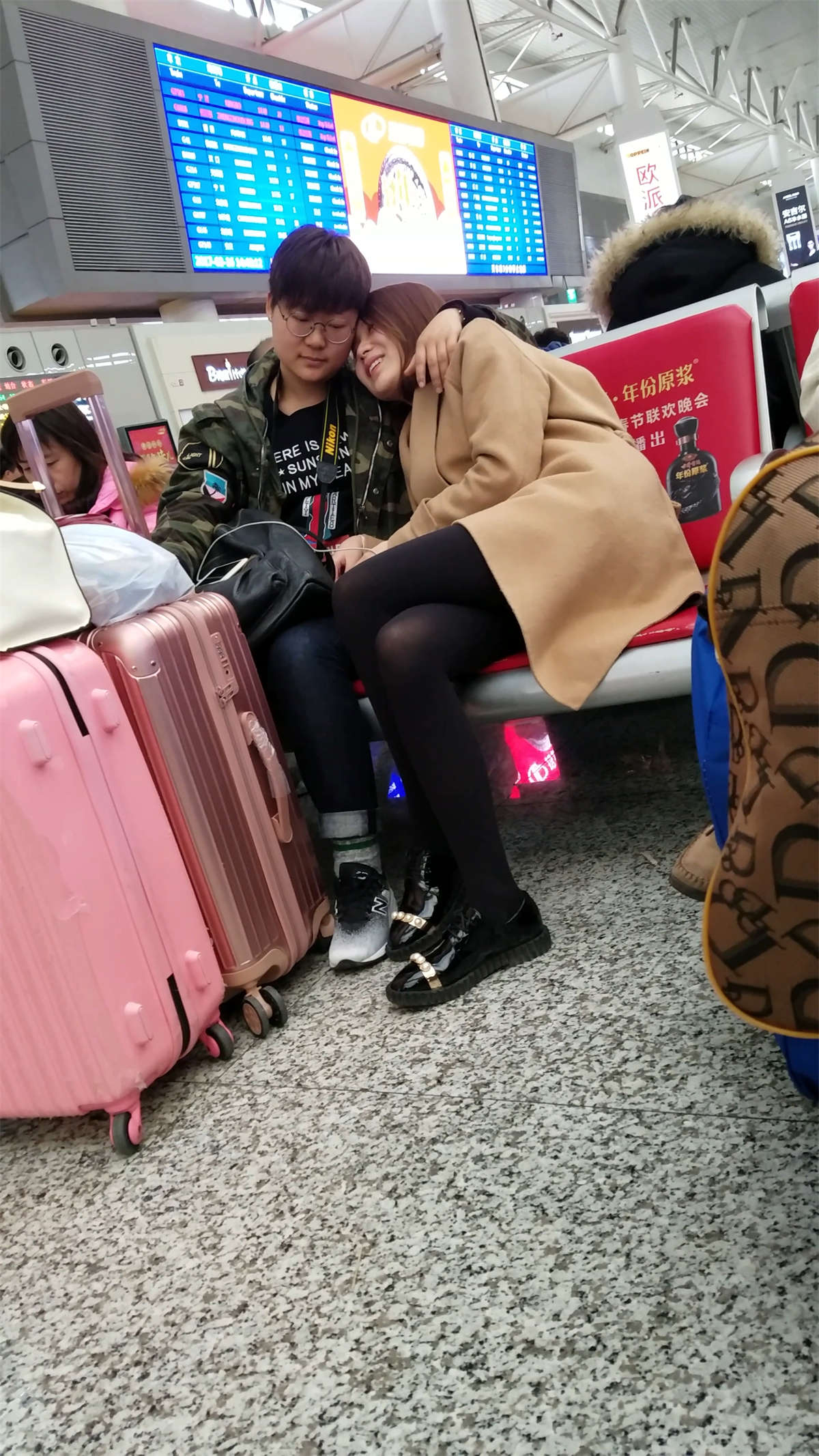 图片[2]-[4K高清视频]高铁站候车的黑色丝袜极品长腿短发美女-日更街拍