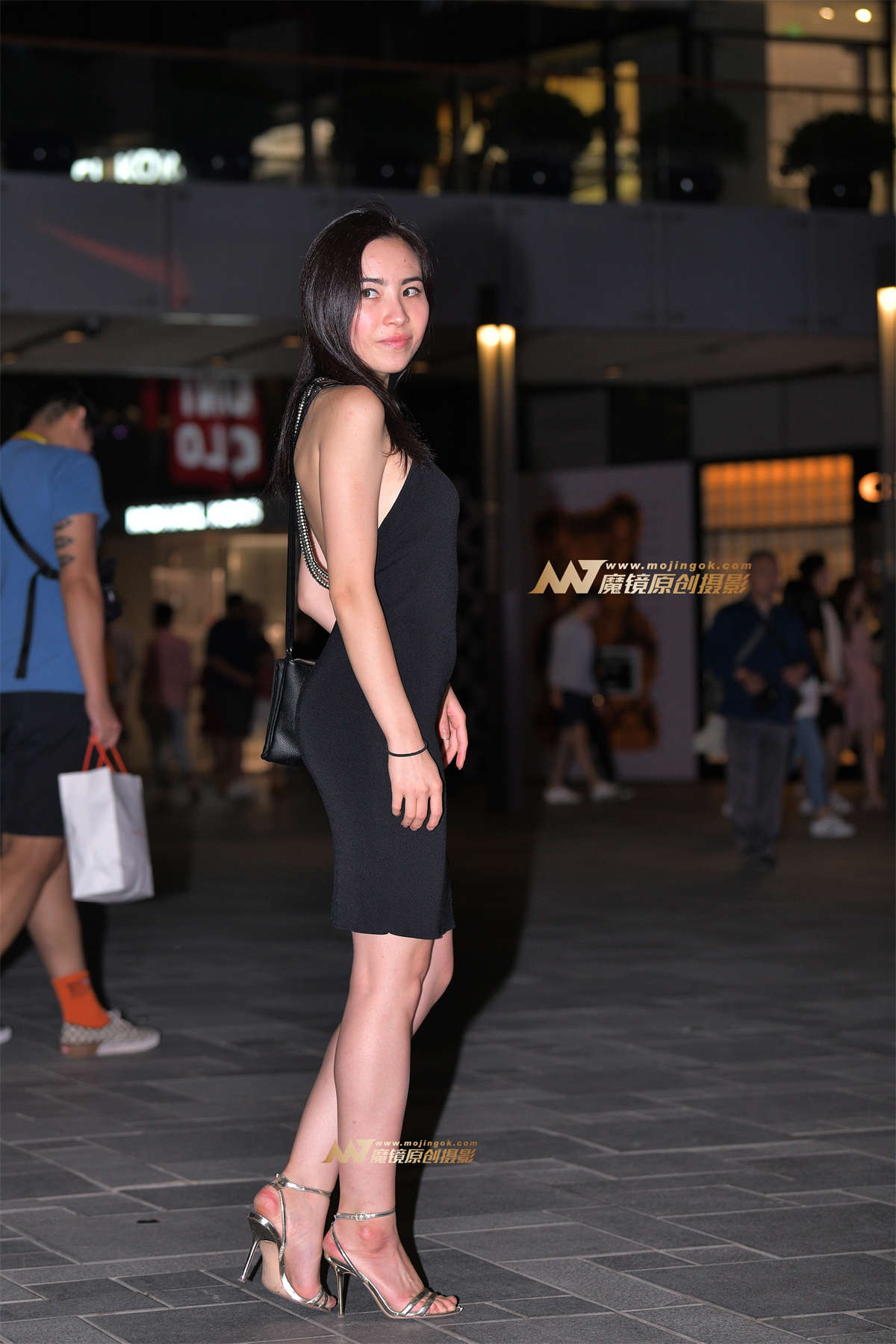 图片[2]-【红石赛帖】夜拍黑色包臀少妇-日更街拍