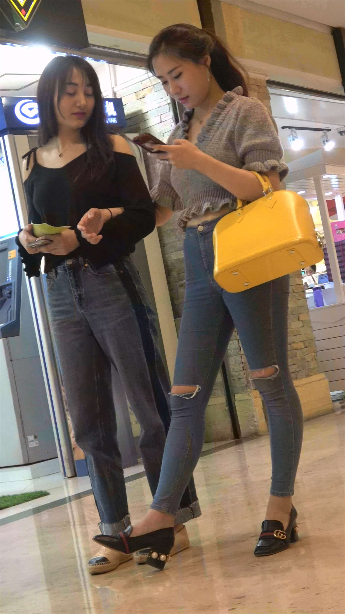 图片[2]-紧致牛仔蜜桃臀美女小姐姐-日更街拍