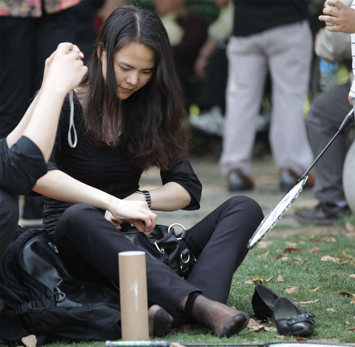 图片[2]-踏青公园街拍系列No.354 高挑少妇黑衣黑裤短黑丝的完美搭配-日更街拍