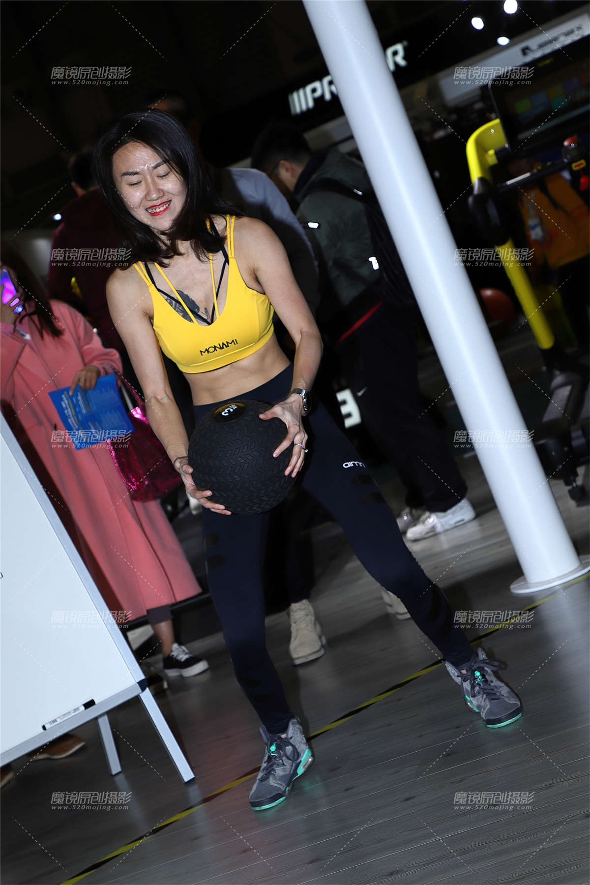 【Mark赛帖】黄色抹胸紧身裤美女插图1