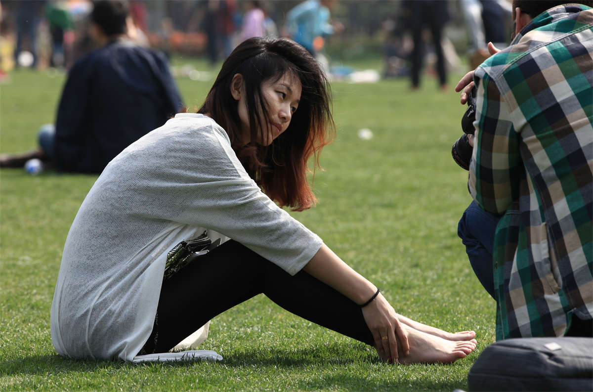 图片[2]-踏青公园街拍系列No.265 青春美女是你喜欢的类型吗-日更街拍