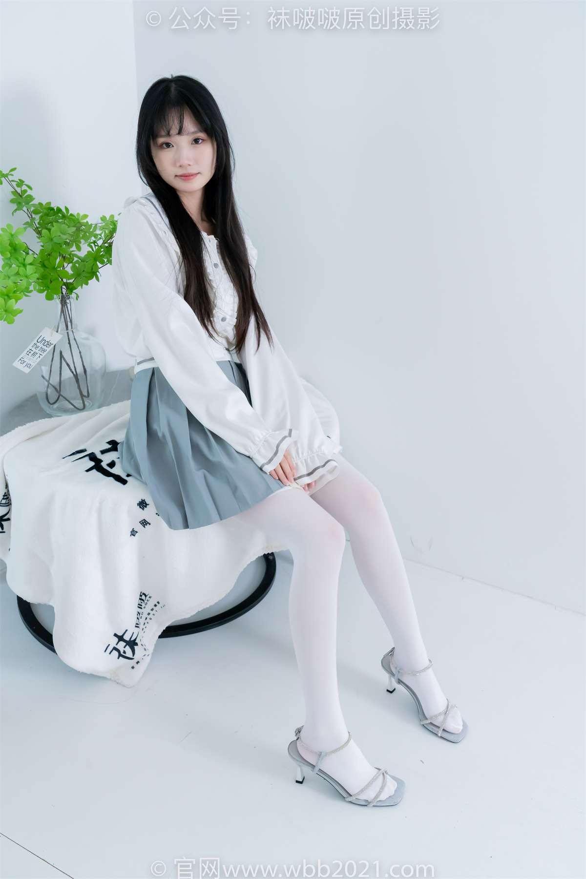 图片[2]-袜啵啵 No.468 甜甜圈-高跟凉鞋、厚白丝、裸足、丝袜和裸足踩蓝莓剧情（仅花絮版）超长花絮版-日更街拍