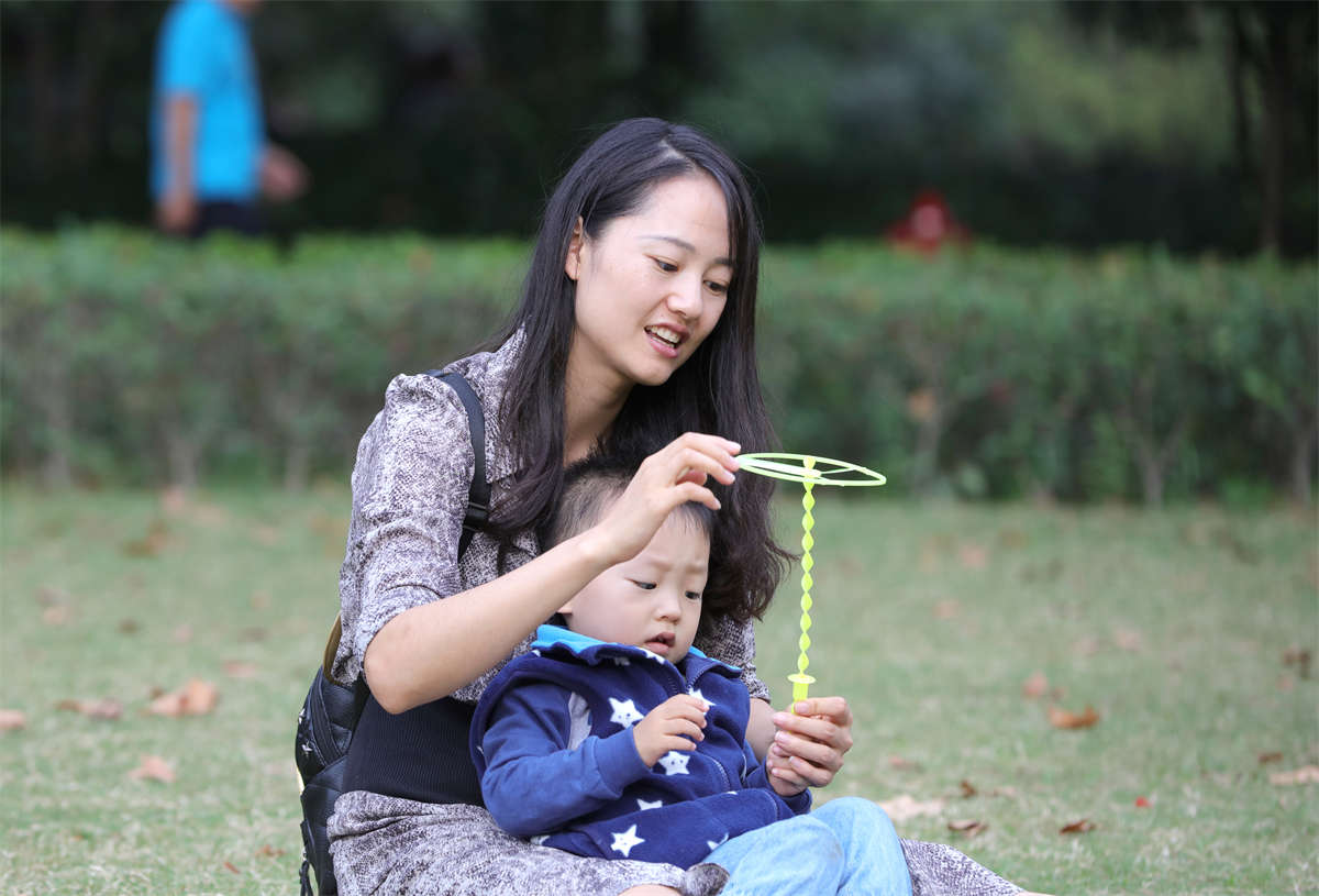 图片[2]-踏青公园街拍系列No.804 甜美少妇的豹纹人字拖-日更街拍