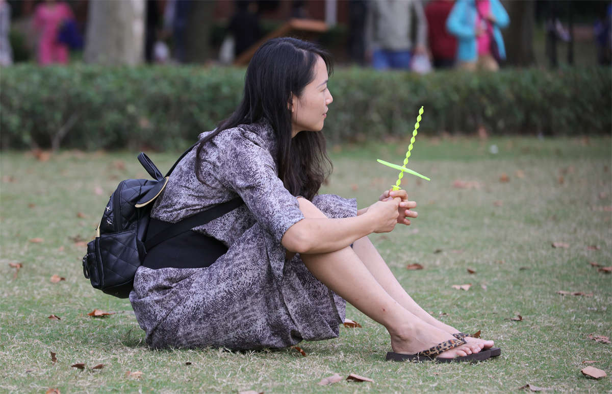 踏青公园街拍系列No.804 甜美少妇的豹纹人字拖-日更街拍