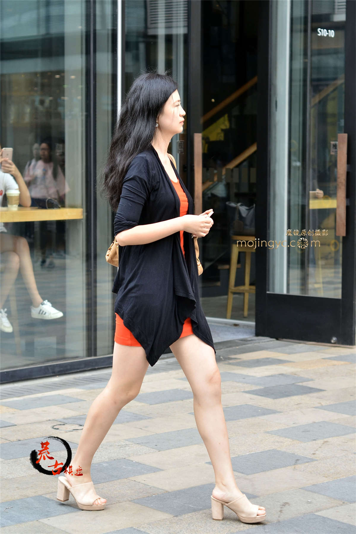 10-18 红色紧身短裙-日更街拍