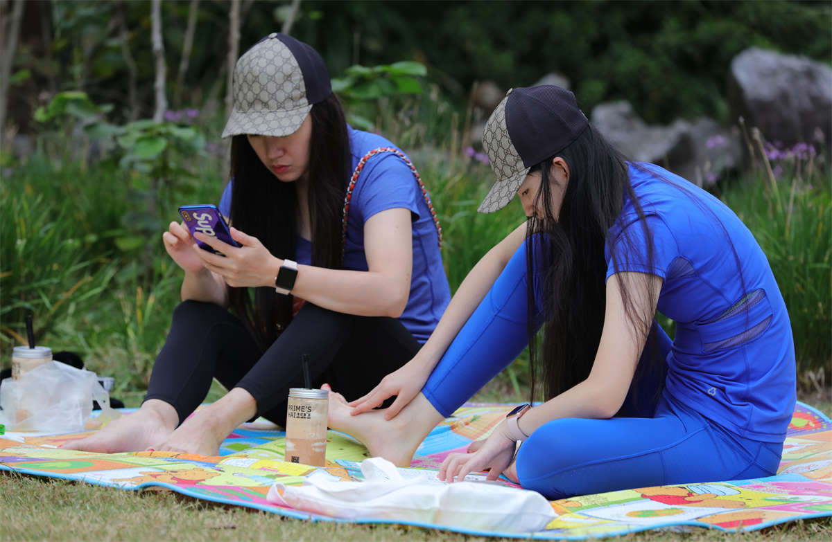 图片[2]-踏青公园街拍系列No.1579 好闺蜜还是亲姐妹？反正两双好脚统统拿下 第2套-日更街拍