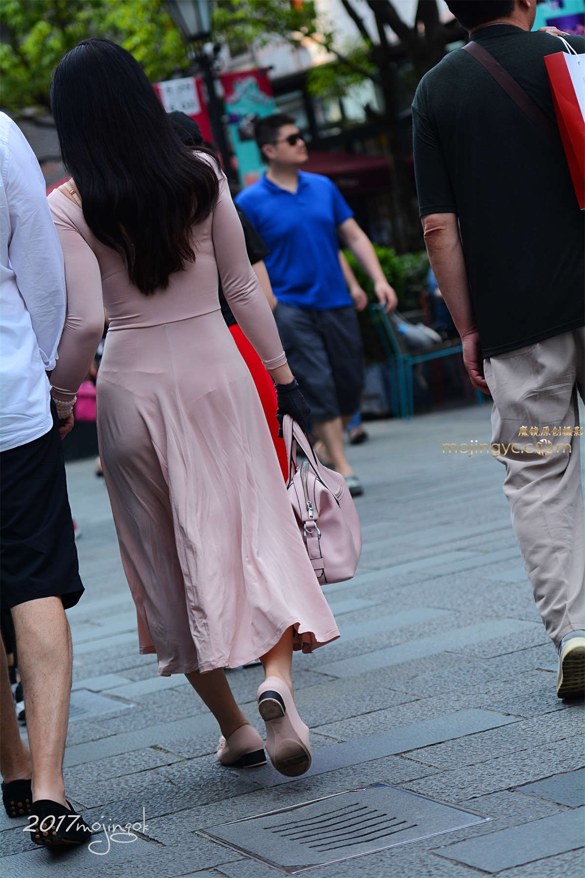 图片[2]-咔喳赛22 长裙少妇 貌似T裤-日更街拍