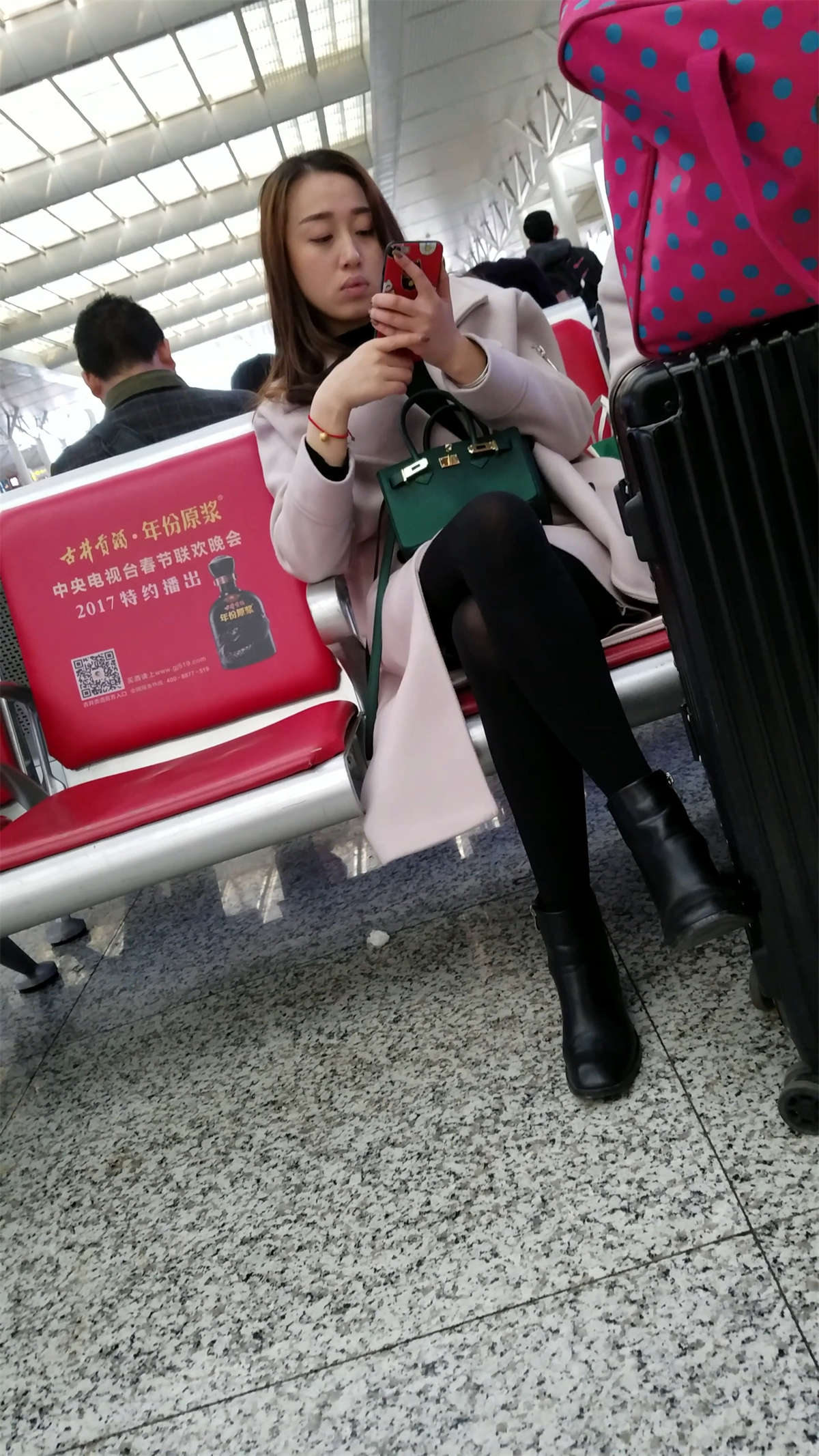 图片[2]-[4K高清视频]车站候车的黑色丝袜修长美腿少妇-日更街拍