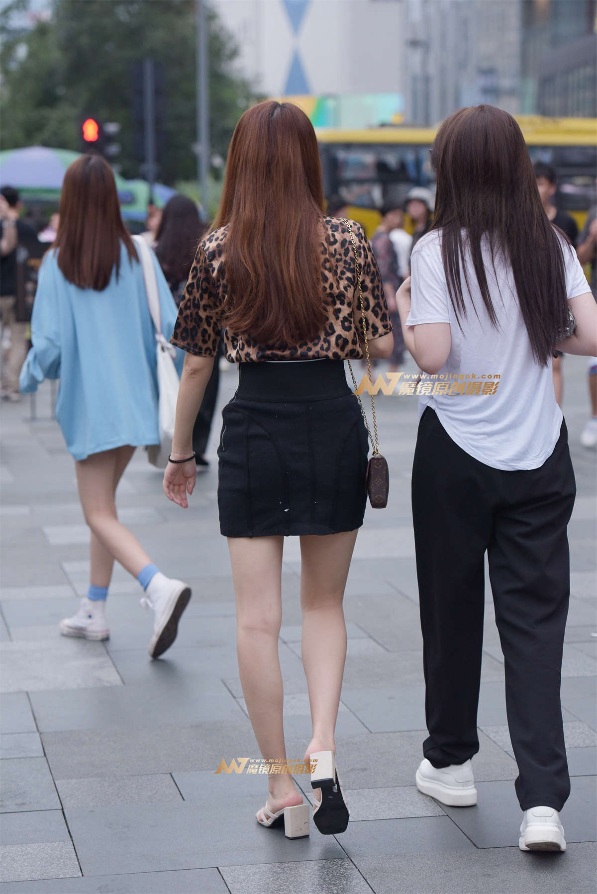 图片[2]-短裙长腿美女-日更街拍