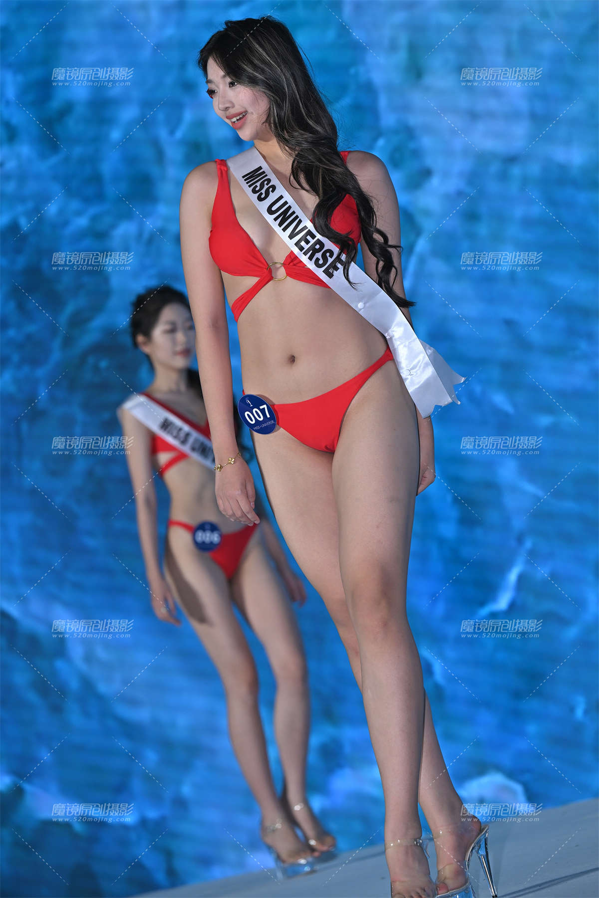 图片[2]-T台上的红色比基尼-日更街拍