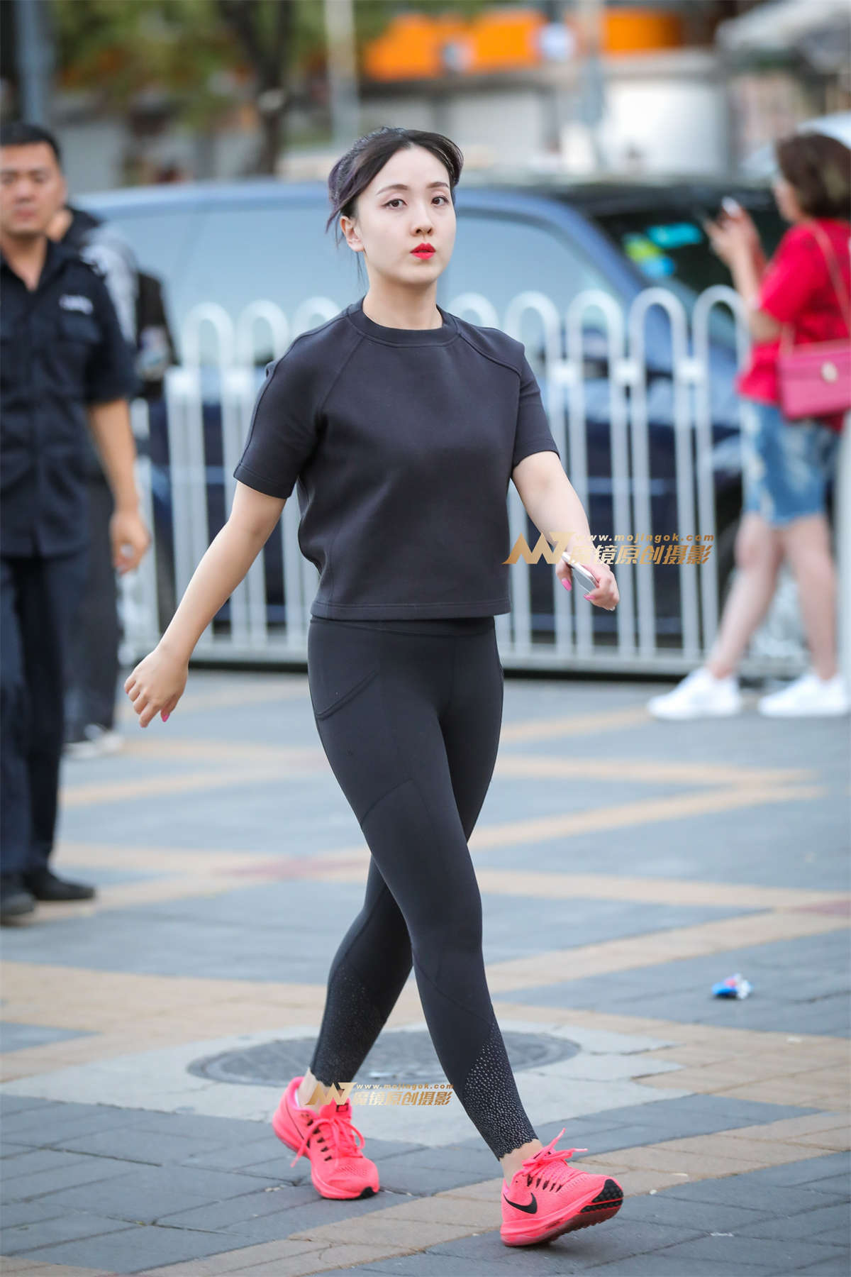 可爱美眉爱穿运动裤-日更街拍