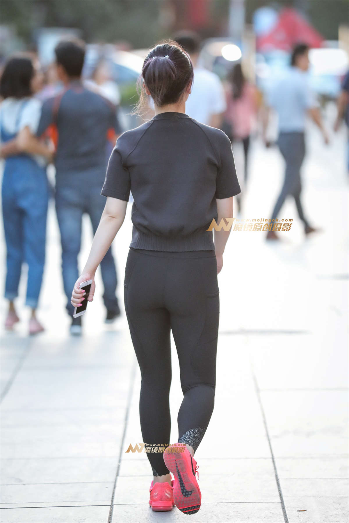 图片[2]-可爱美眉爱穿运动裤-日更街拍