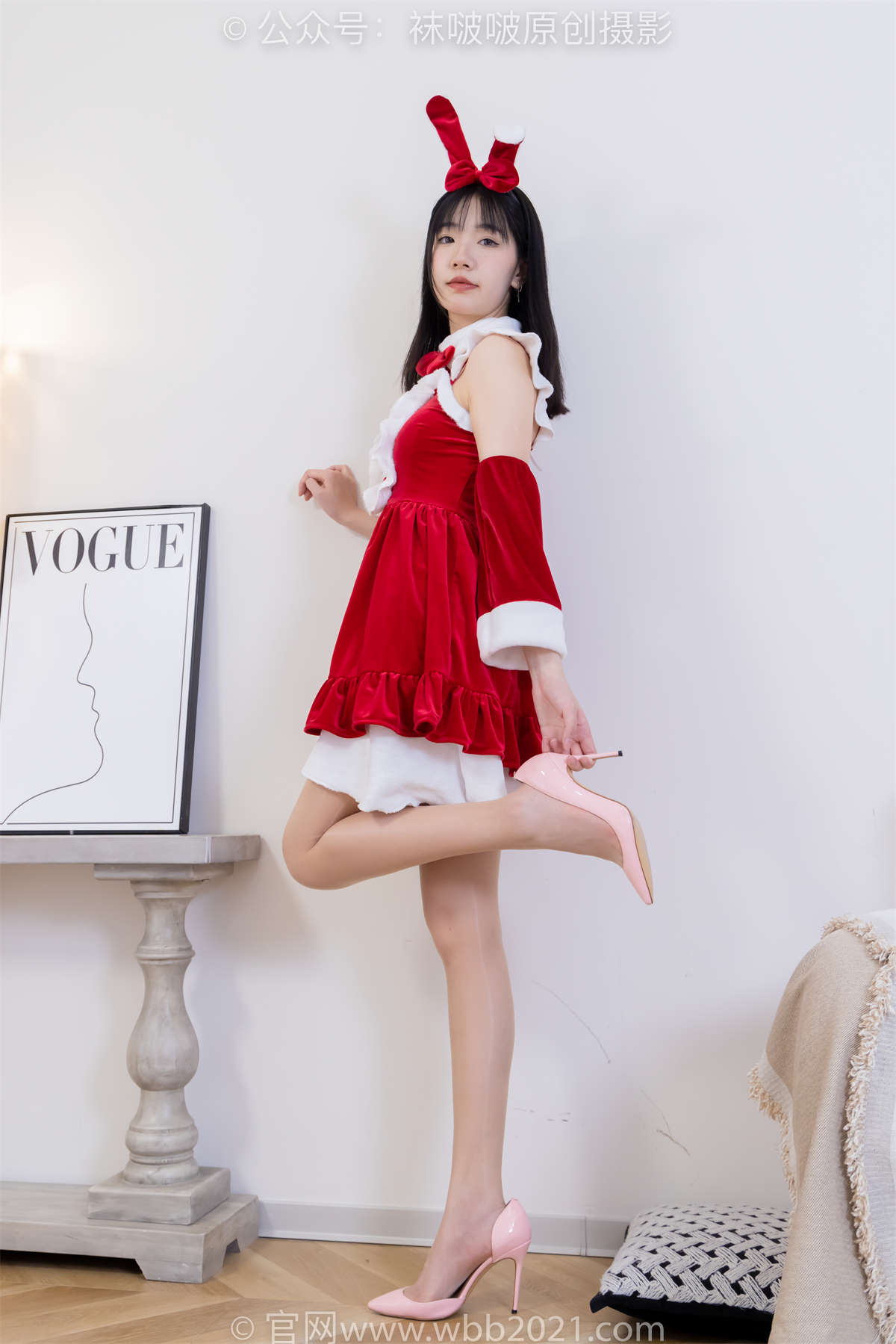 袜啵啵 No.469 小甜豆-高跟鞋、油亮白丝（脚尖透明款）、油亮肉丝（脚尖透明款）、油亮黑丝（脚尖透明款）、红色美甲、小甜豆手写祝福圣诞牌剧...-日更街拍