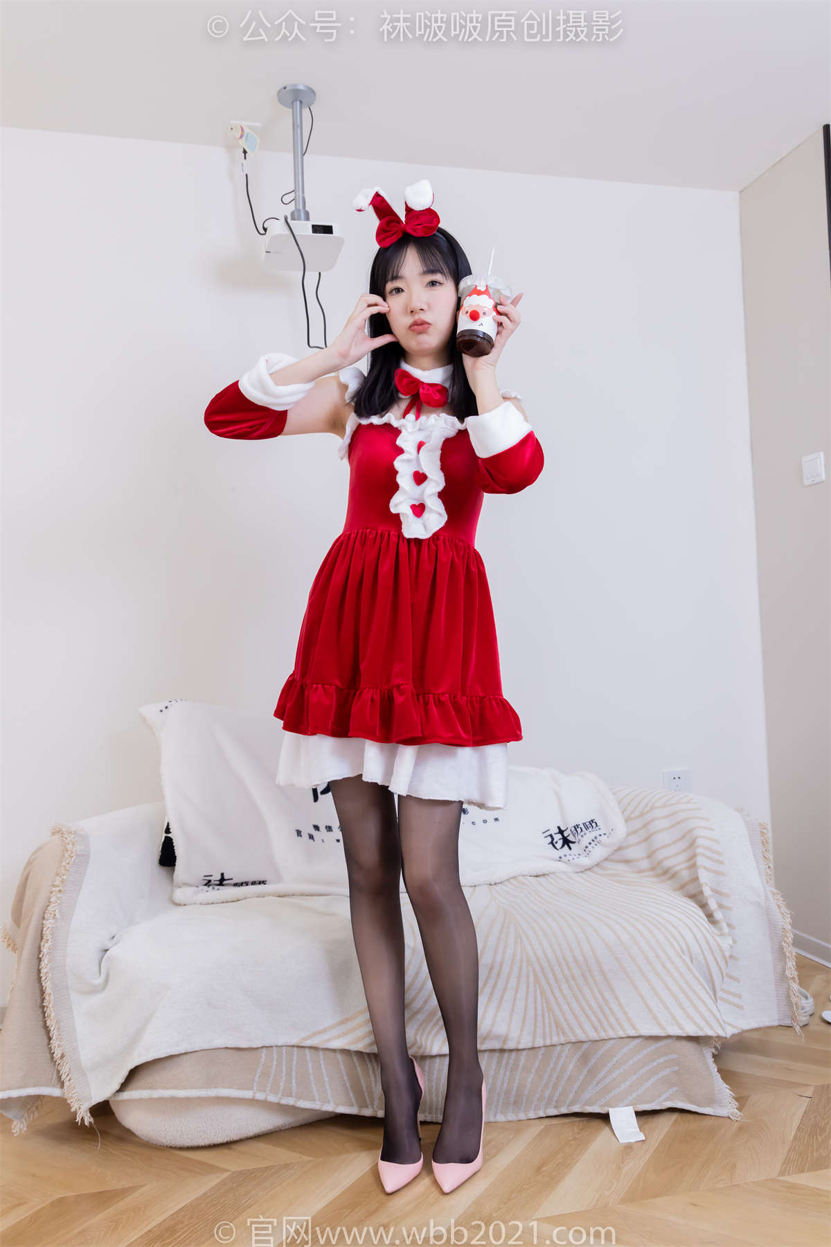 图片[2]-袜啵啵 No.469 小甜豆-高跟鞋、油亮白丝（脚尖透明款）、油亮肉丝（脚尖透明款）、油亮黑丝（脚尖透明款）、红色美甲、小甜豆手写祝福圣诞牌剧…-日更街拍