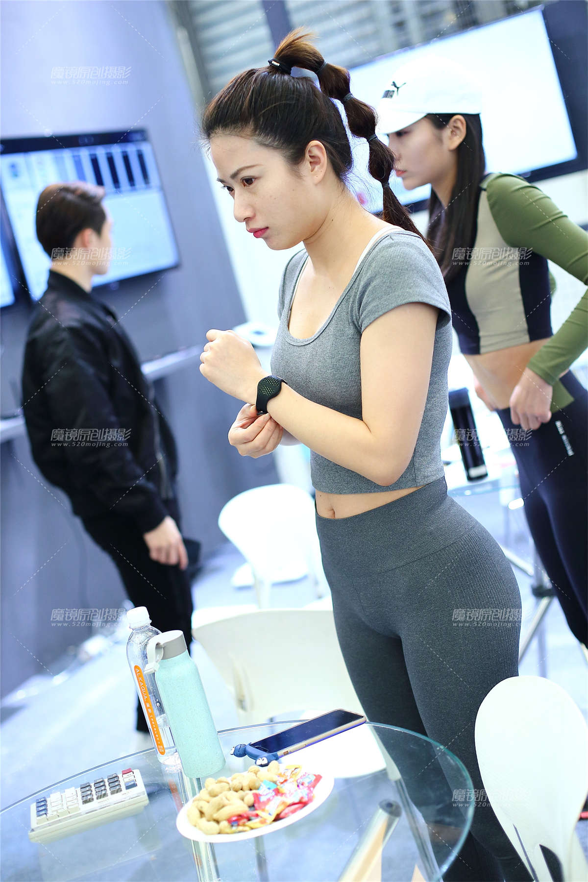 【Mark赛帖】灰色紧身运动裤麻花辫美女-日更街拍