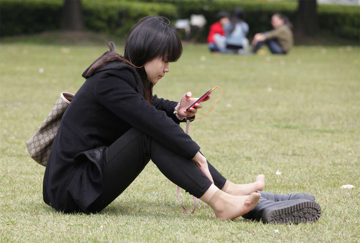 图片[2]-踏青公园街拍系列No.266 清纯美女与重口味肉丝足的反差-日更街拍