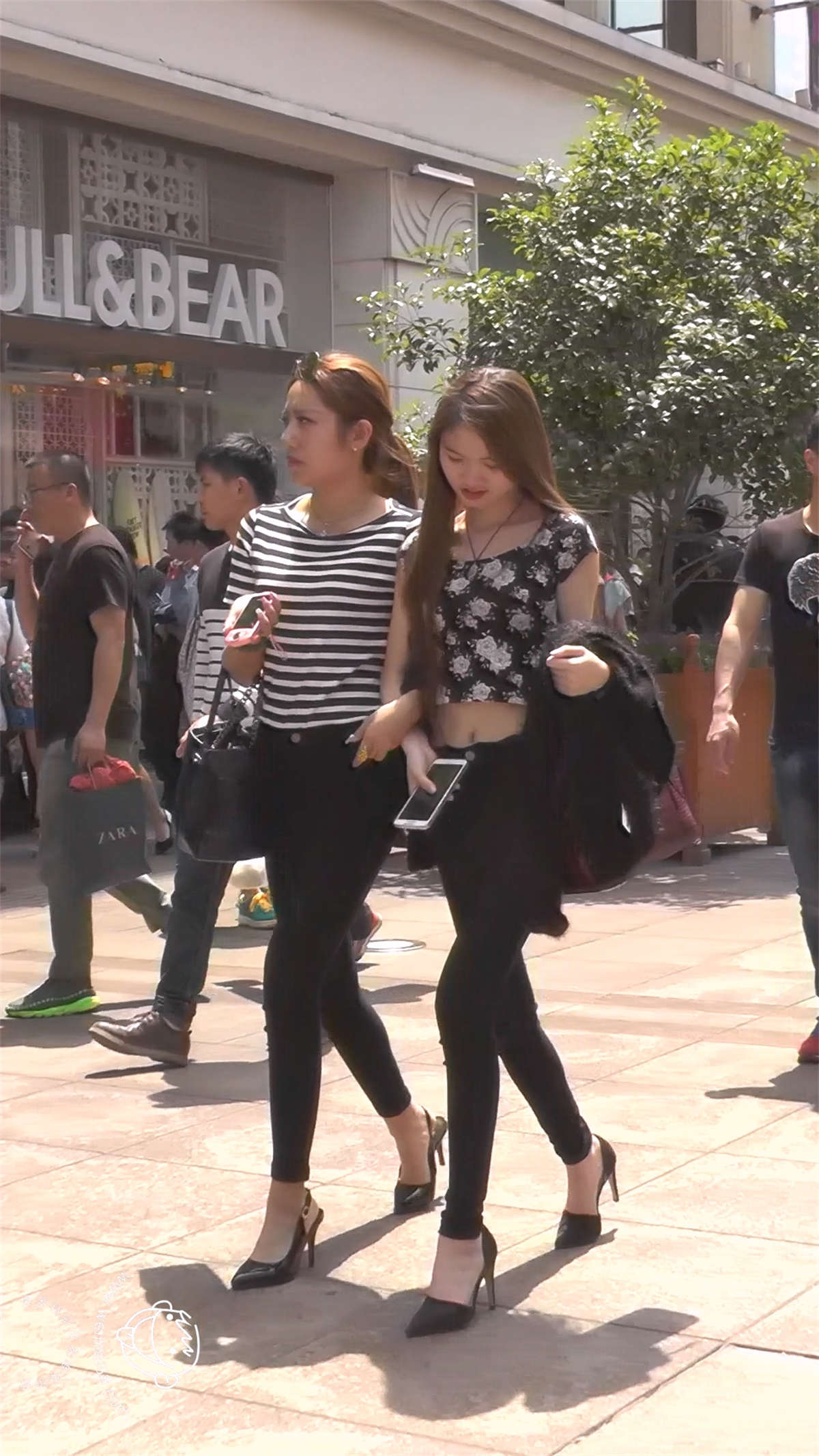 极致的美女和漂亮身材的闺蜜逛街-日更街拍