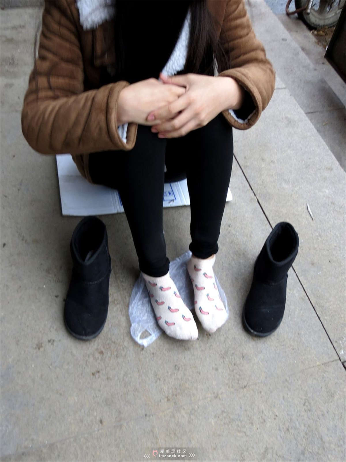 图片[2]-MZSOCK-2018 No.18 少女黑色打底裤脱靴漏出小嫩脚-日更街拍