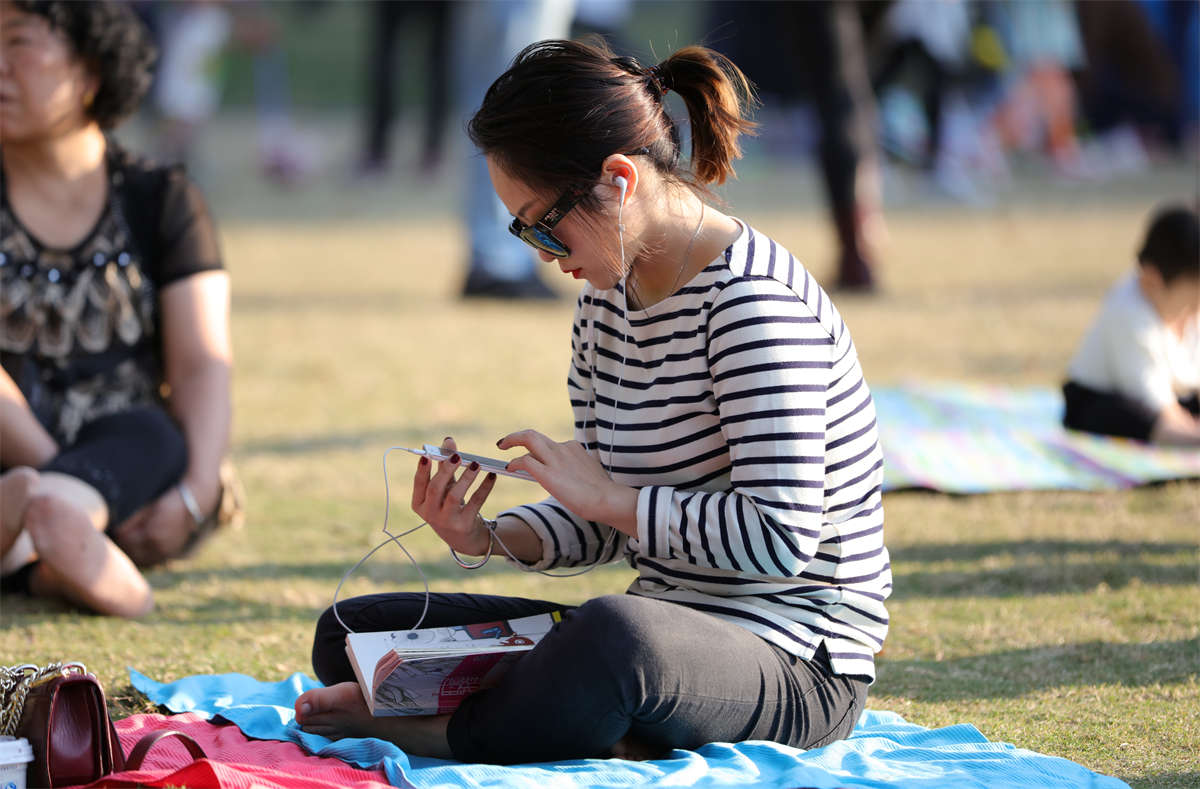 踏青公园街拍系列No.805 甜甜的女生把脚翘起来看书的样子真美-日更街拍