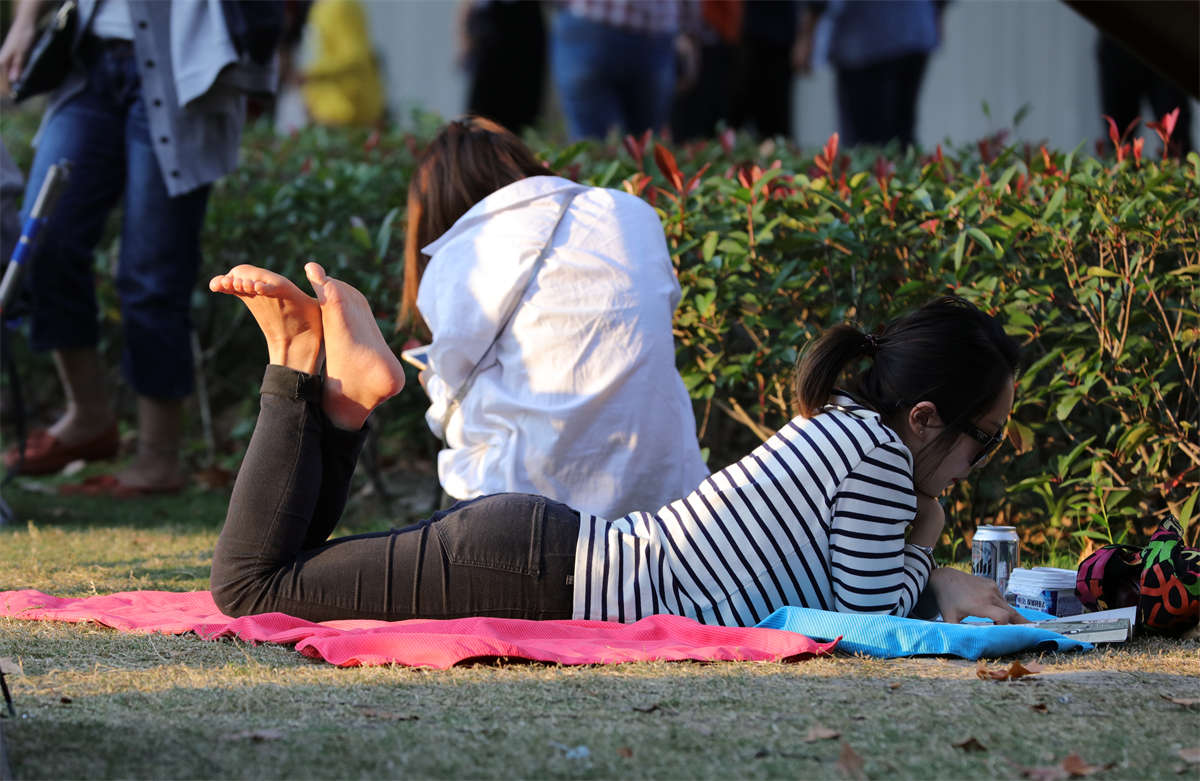 图片[2]-踏青公园街拍系列No.805 甜甜的女生把脚翘起来看书的样子真美-日更街拍