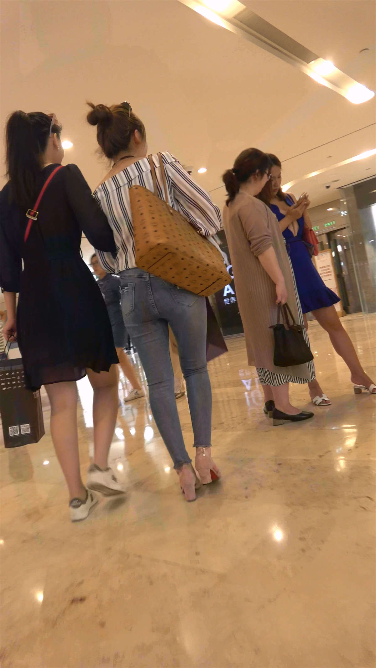 超紧身牛仔高跟女跟闺蜜-日更街拍