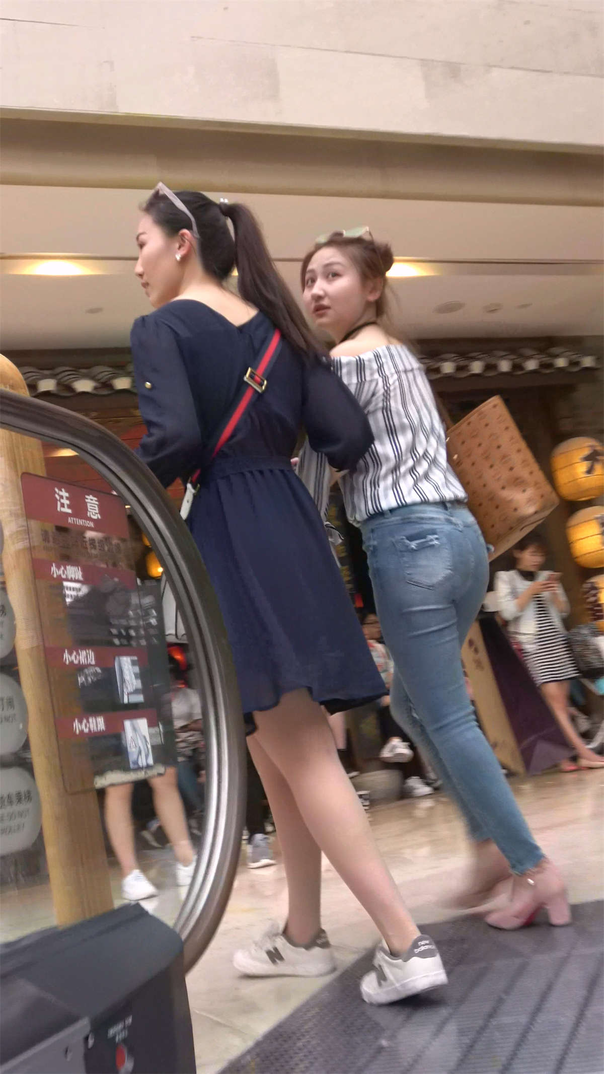 图片[2]-超紧身牛仔高跟女跟闺蜜-日更街拍