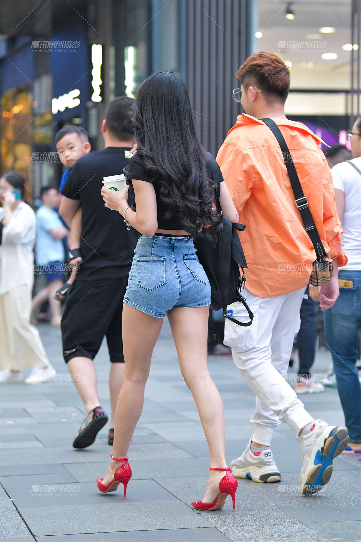 图片[2]-翘臀热裤高跟美女-日更街拍