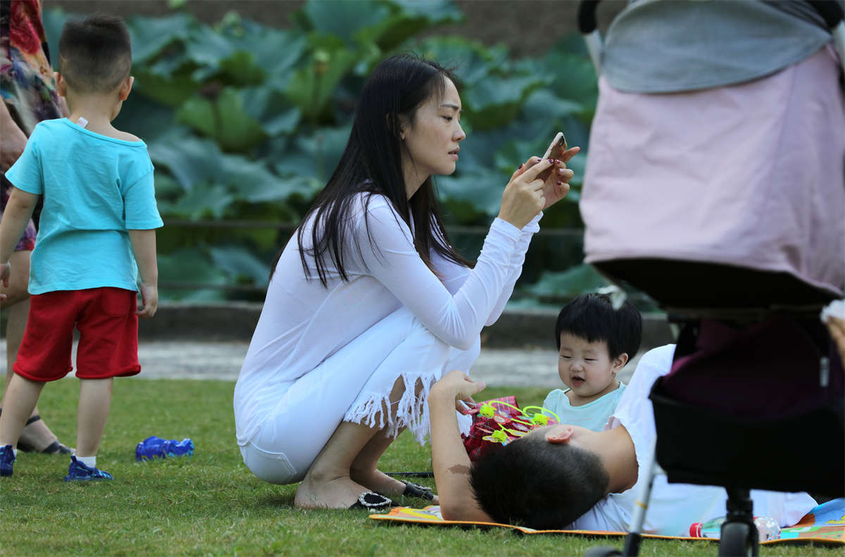 图片[2]-踏青公园街拍系列No.1580 娇姿欲滴的美艳少妇，亮出雪白精致的脚掌时，包你口水横流 第1套-日更街拍