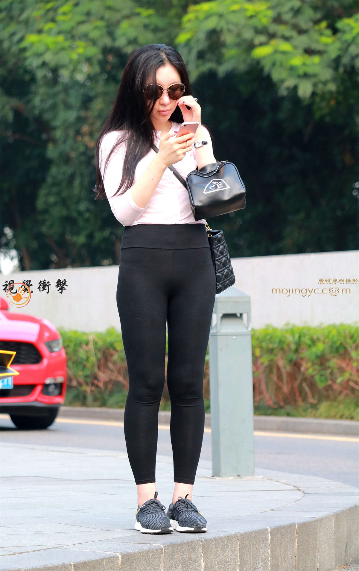 黑色紧身裤妞-日更街拍