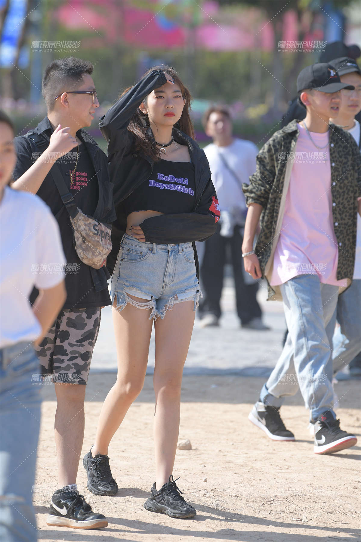 眉清目秀的热裤长腿美眉-日更街拍