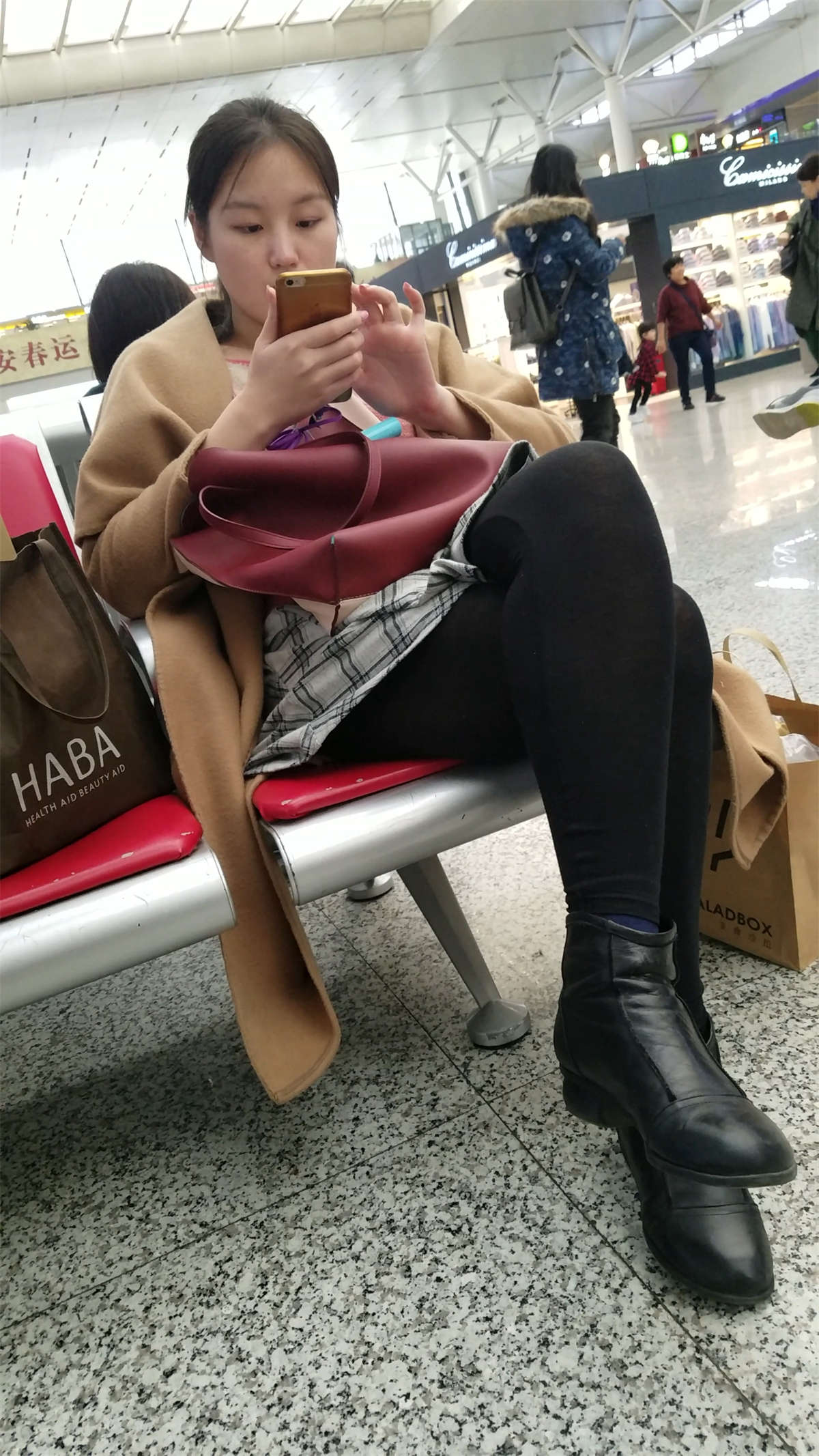 图片[2]-[4K高清视频]车站候车的黑色丝袜打底裤美少妇玩自拍-日更街拍