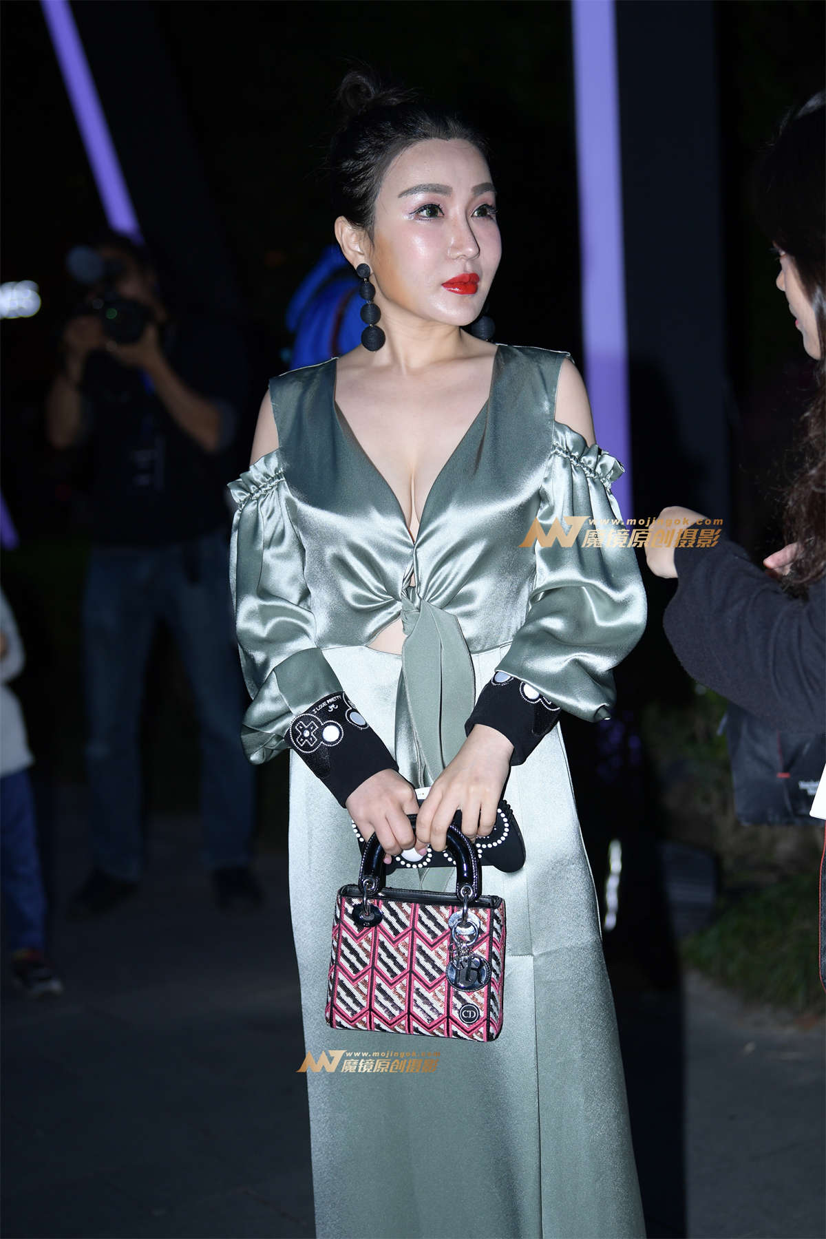 夜拍美胸贵妇-日更街拍