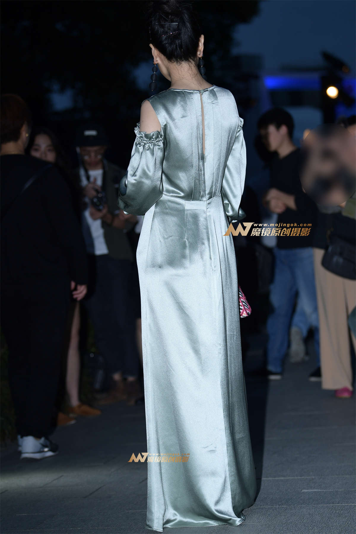 图片[2]-夜拍美胸贵妇-日更街拍