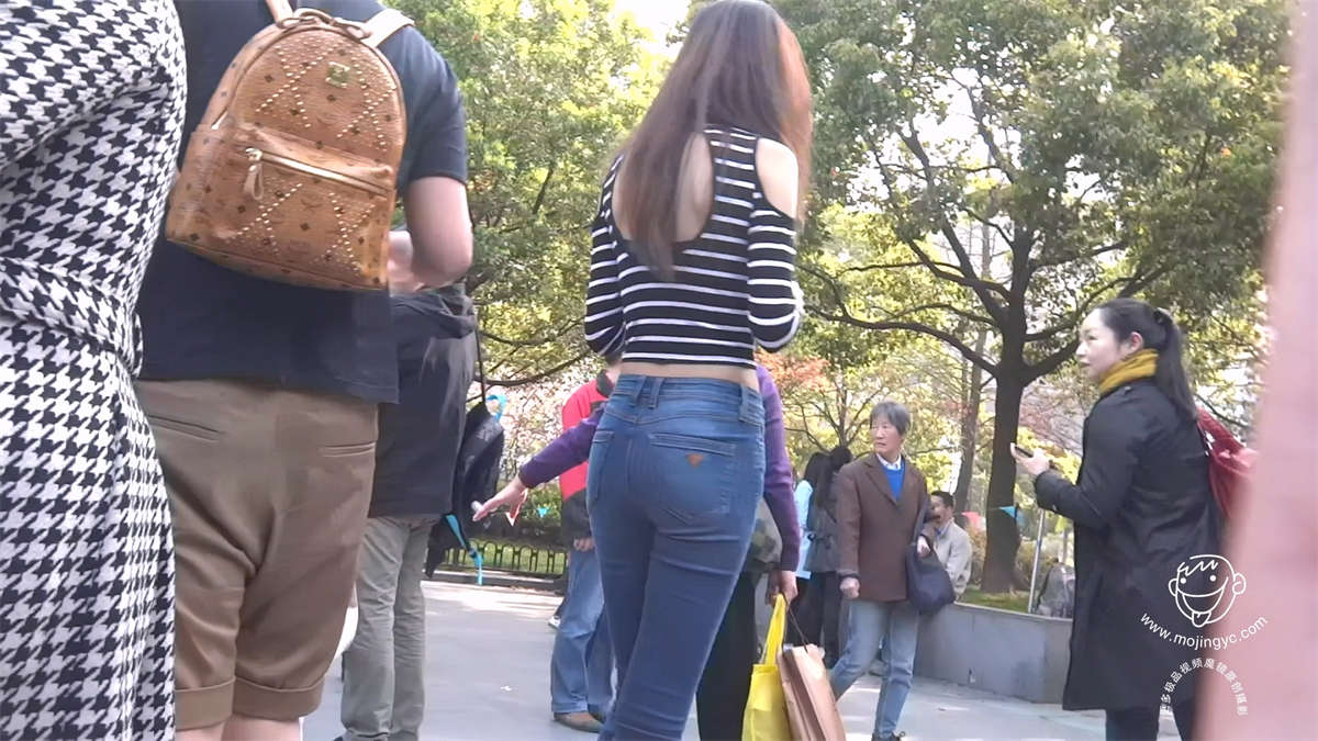 图片[2]-极致性感的戴墨镜的牛仔裤长腿美女御姐-日更街拍