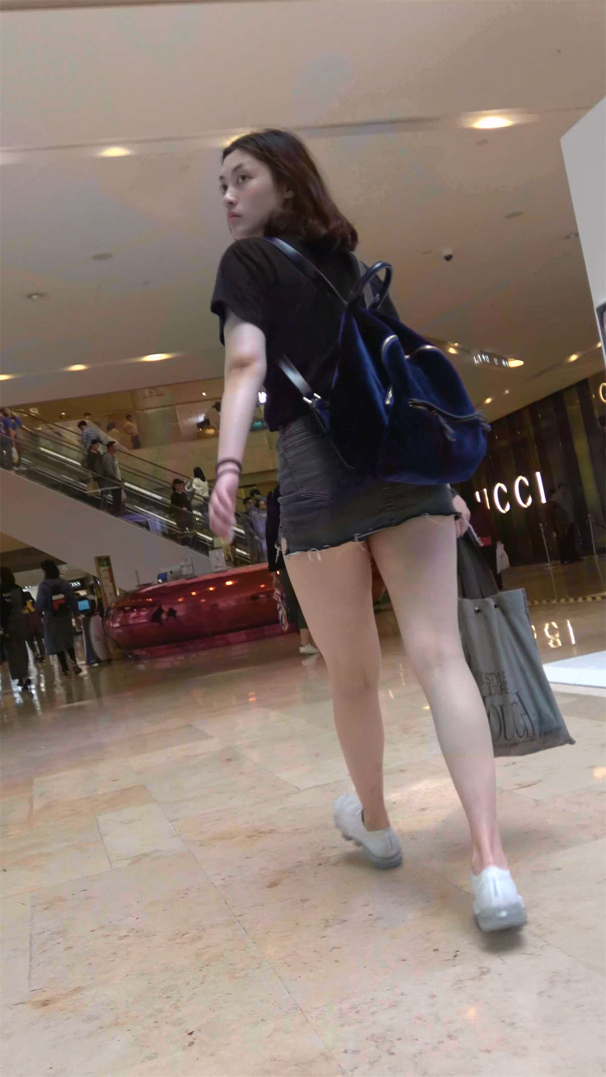 图片[2]-逛商场的超短热裤女-日更街拍